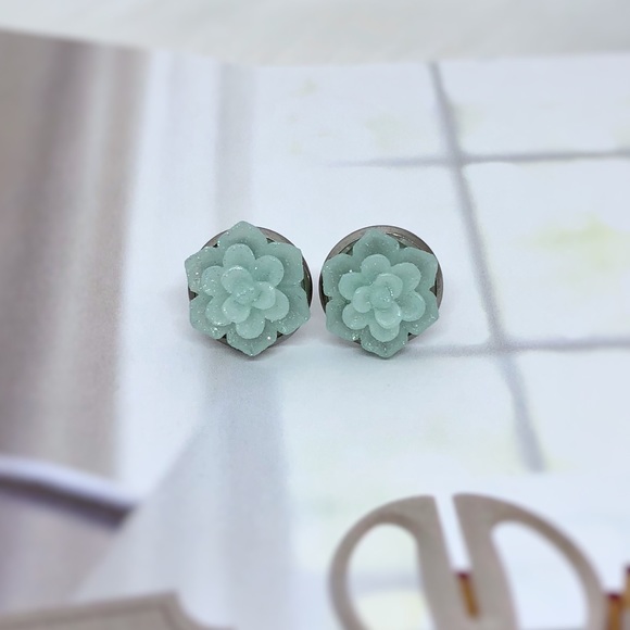 ✨3/$30✨Stud Succulent Earrings - Picture 4 of 6